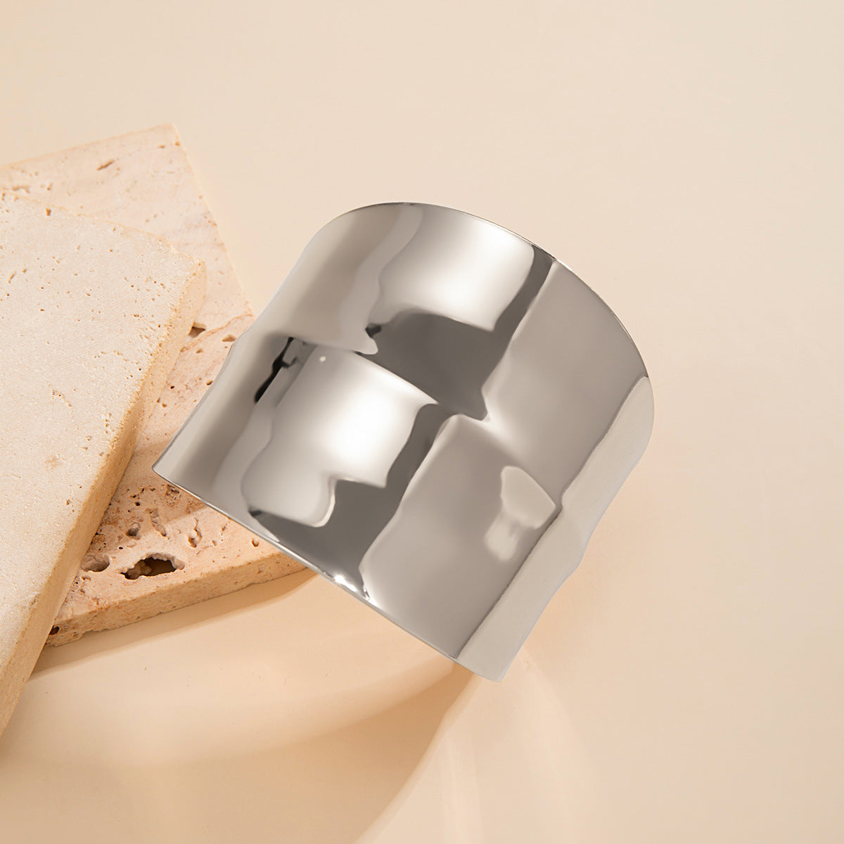 Brazalete Geométrico de Hierro en Estilo IG, Bañado en Oro Blanco y Oro