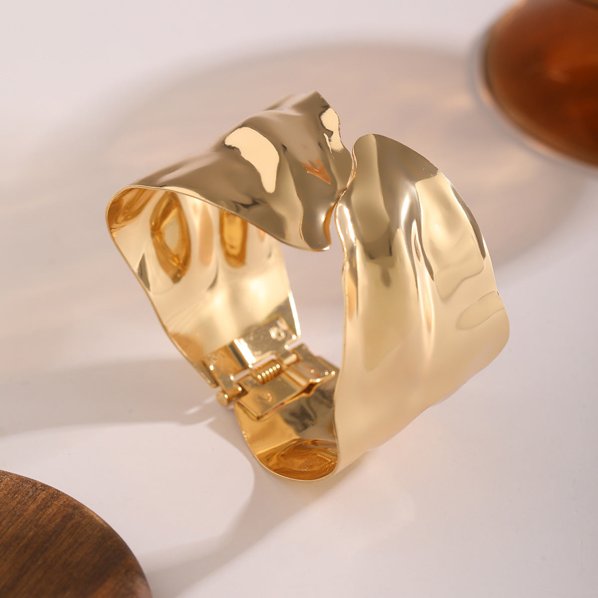 Brazalete Geométrico de Hierro en Estilo IG, Bañado en Oro Blanco y Oro