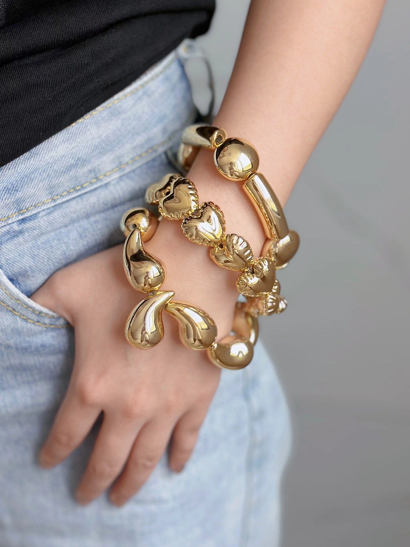 Pulsera Asimétrica de Cobre con Diseño de Globo y Motivo de Gotas de Agua en Forma de Rombos