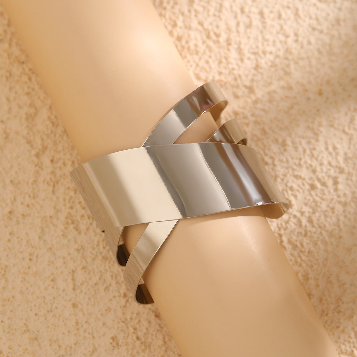 Brazalete Geométrico de Hierro en Estilo IG, Bañado en Oro Blanco y Oro