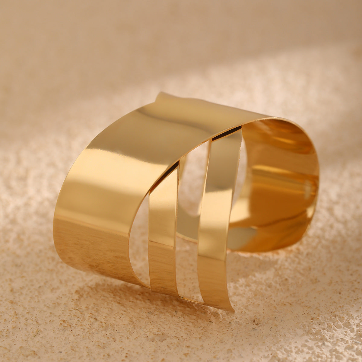 Brazalete Geométrico de Hierro en Estilo IG, Bañado en Oro Blanco y Oro