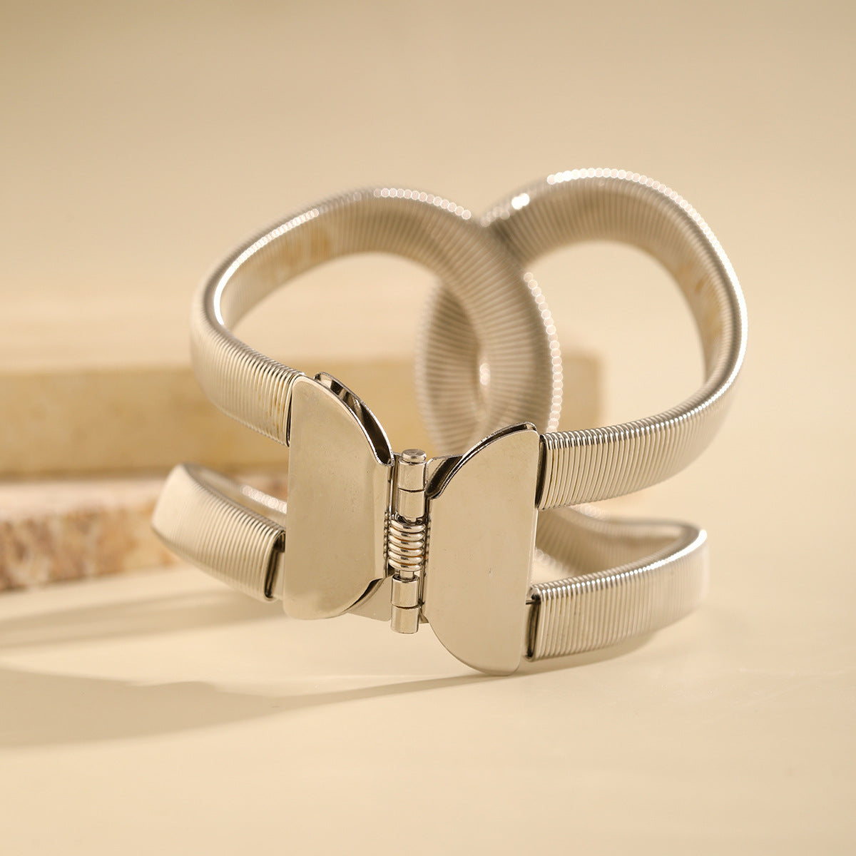 Brazalete Geométrico de Hierro en Estilo IG, Bañado en Oro Blanco y Oro
