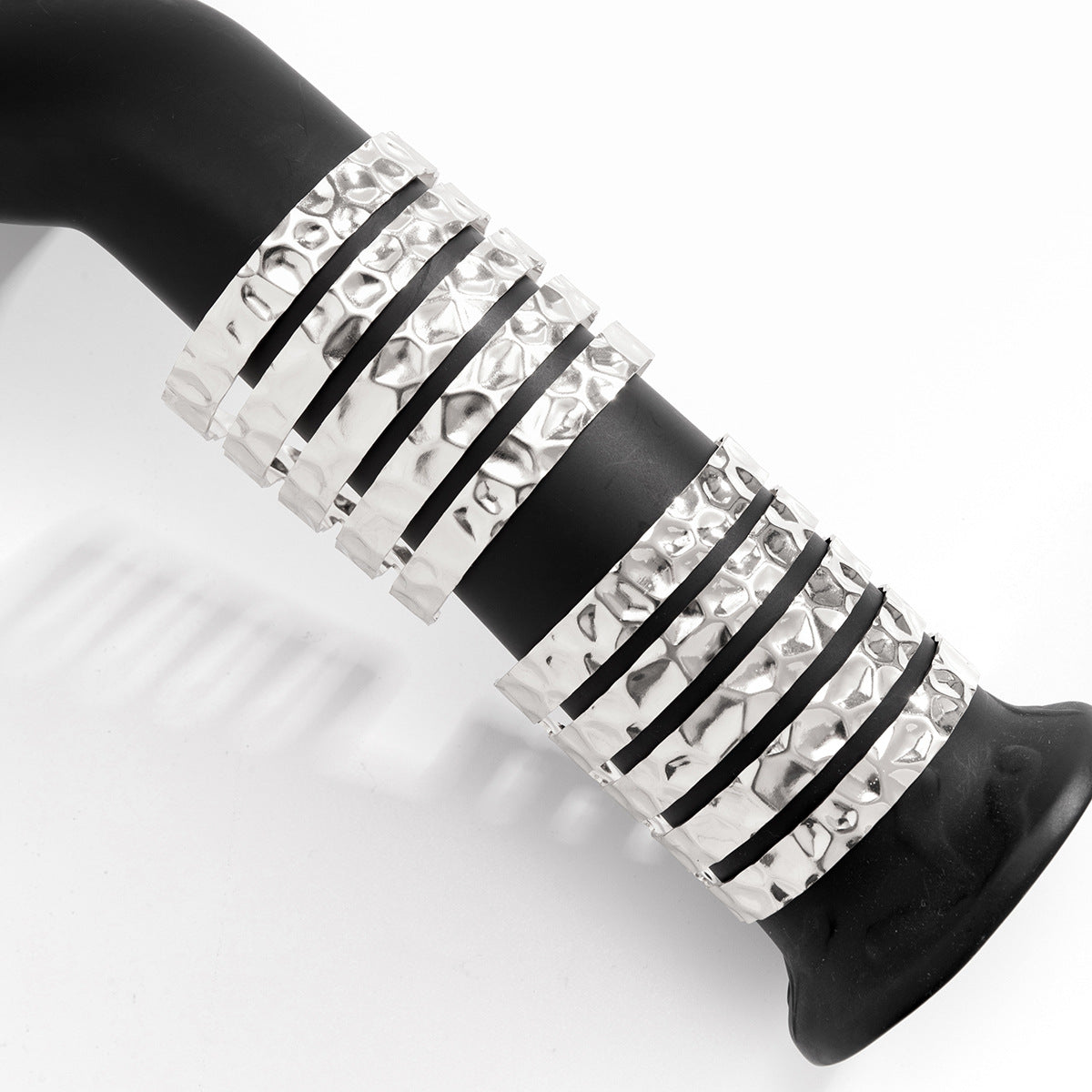 Brazalete Geométrico de Hierro en Estilo IG, Bañado en Oro Blanco y Oro