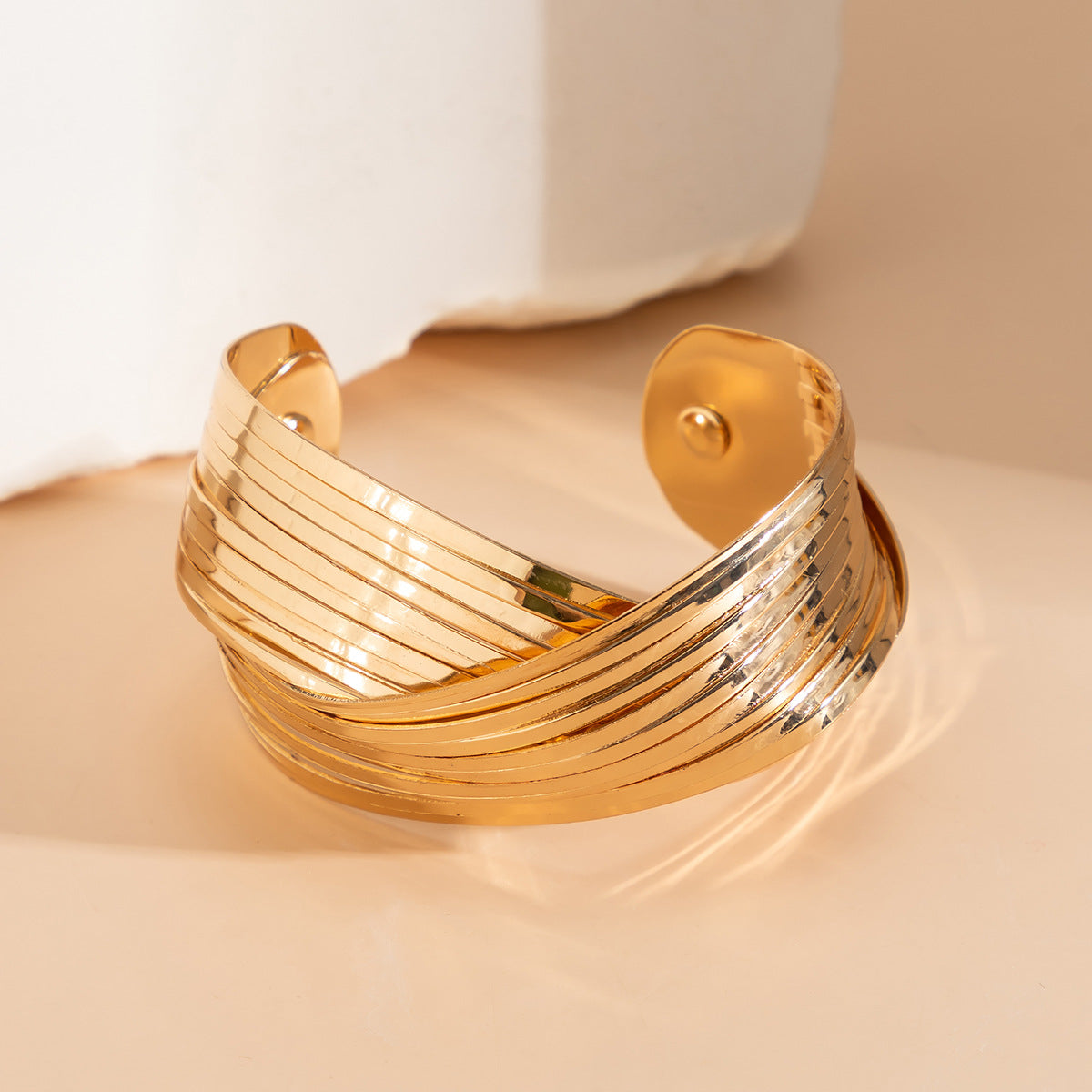 Brazalete Geométrico de Hierro en Estilo IG, Bañado en Oro Blanco y Oro