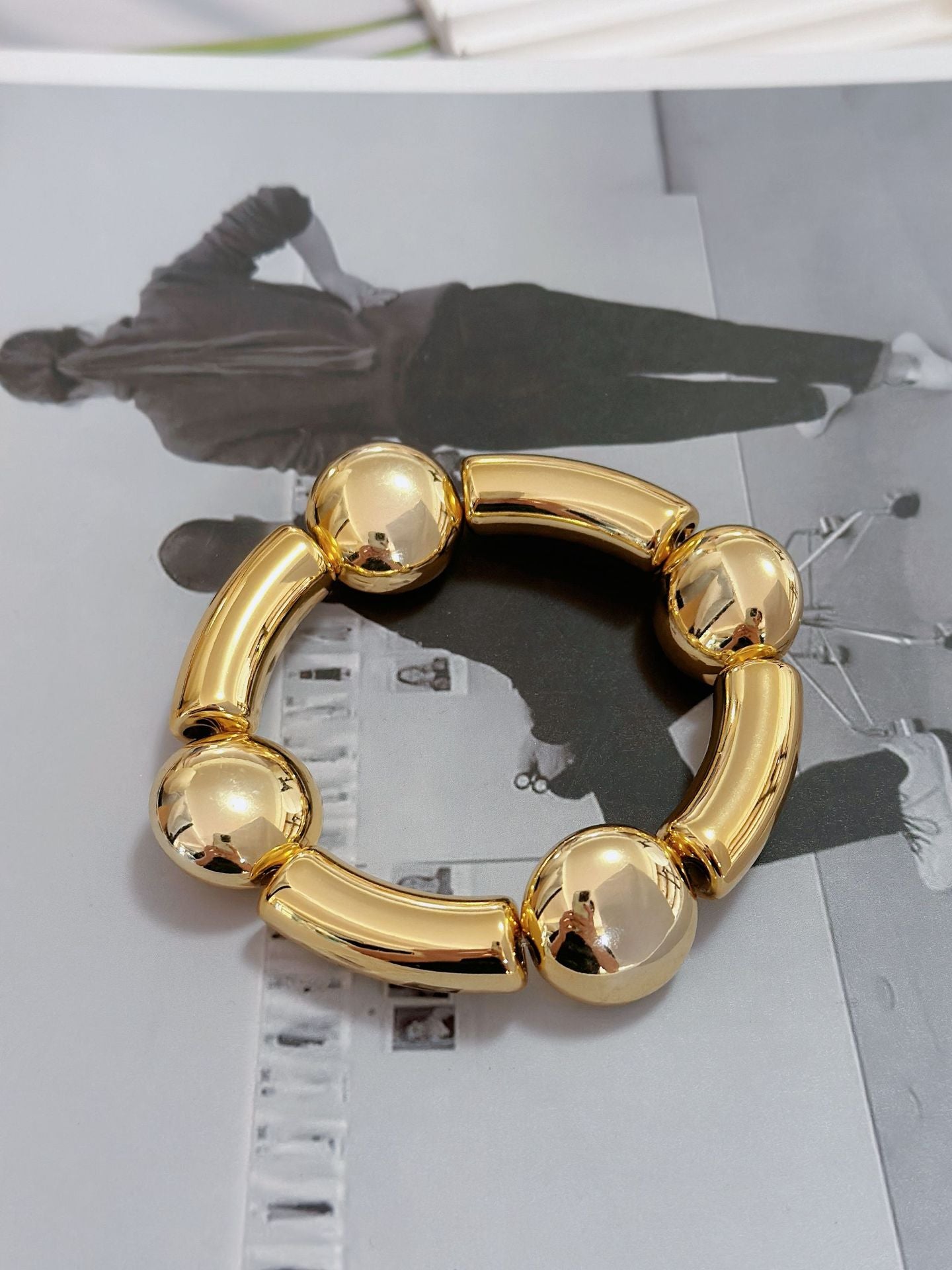 Pulsera Asimétrica de Cobre con Diseño de Globo y Motivo de Gotas de Agua en Forma de Rombos
