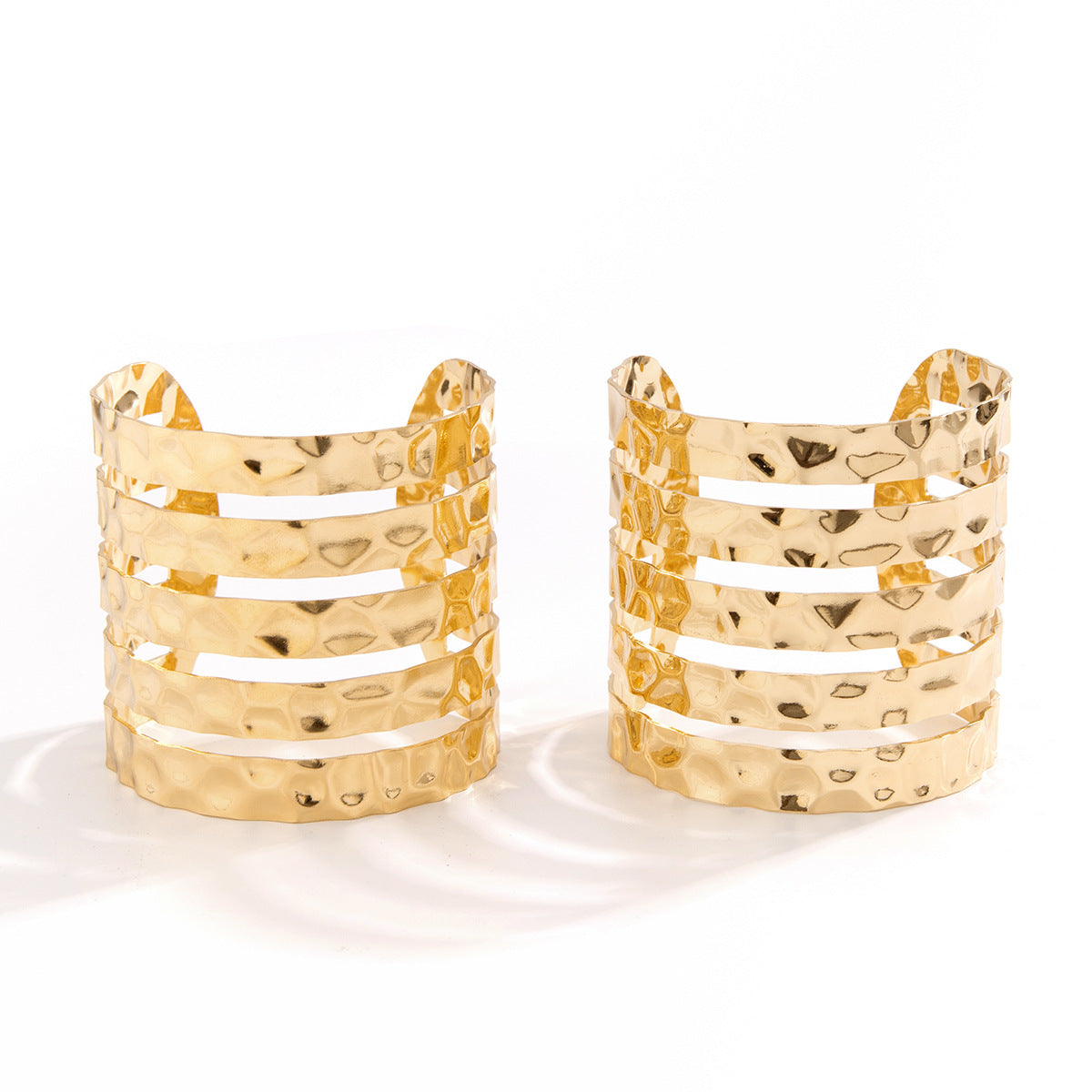 Brazalete Geométrico de Hierro en Estilo IG, Bañado en Oro Blanco y Oro