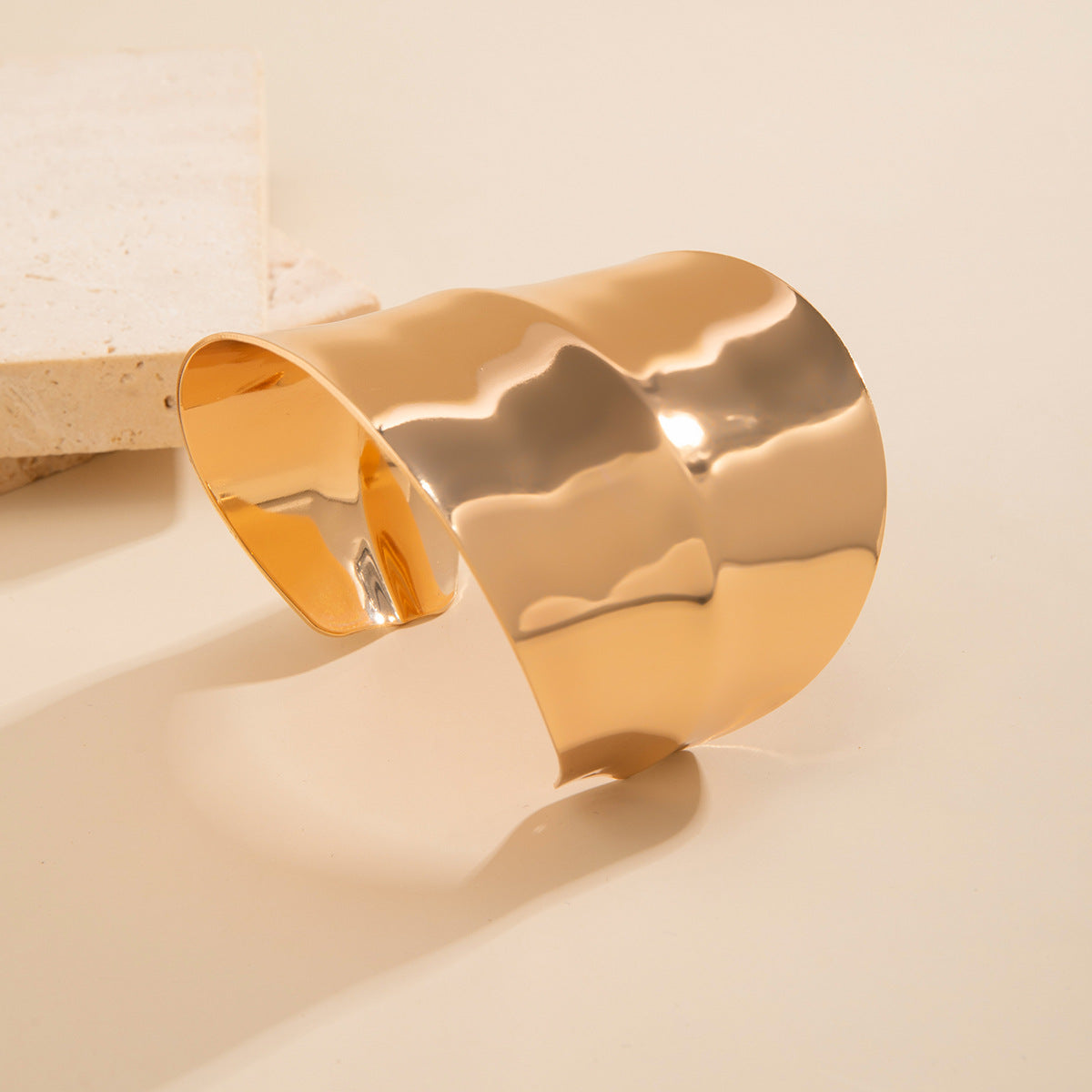 Brazalete Geométrico de Hierro en Estilo IG, Bañado en Oro Blanco y Oro