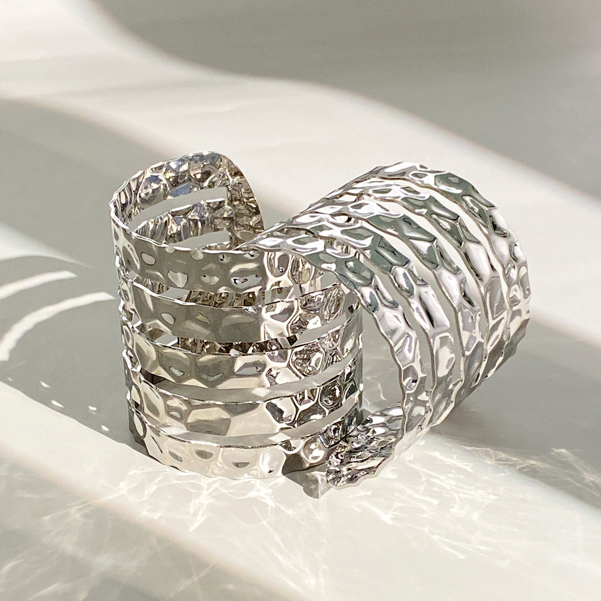 Brazalete Geométrico de Hierro en Estilo IG, Bañado en Oro Blanco y Oro
