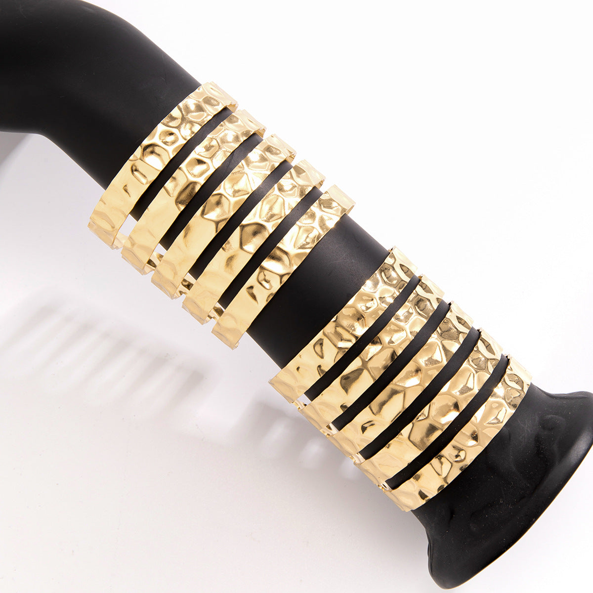 Brazalete Geométrico de Hierro en Estilo IG, Bañado en Oro Blanco y Oro