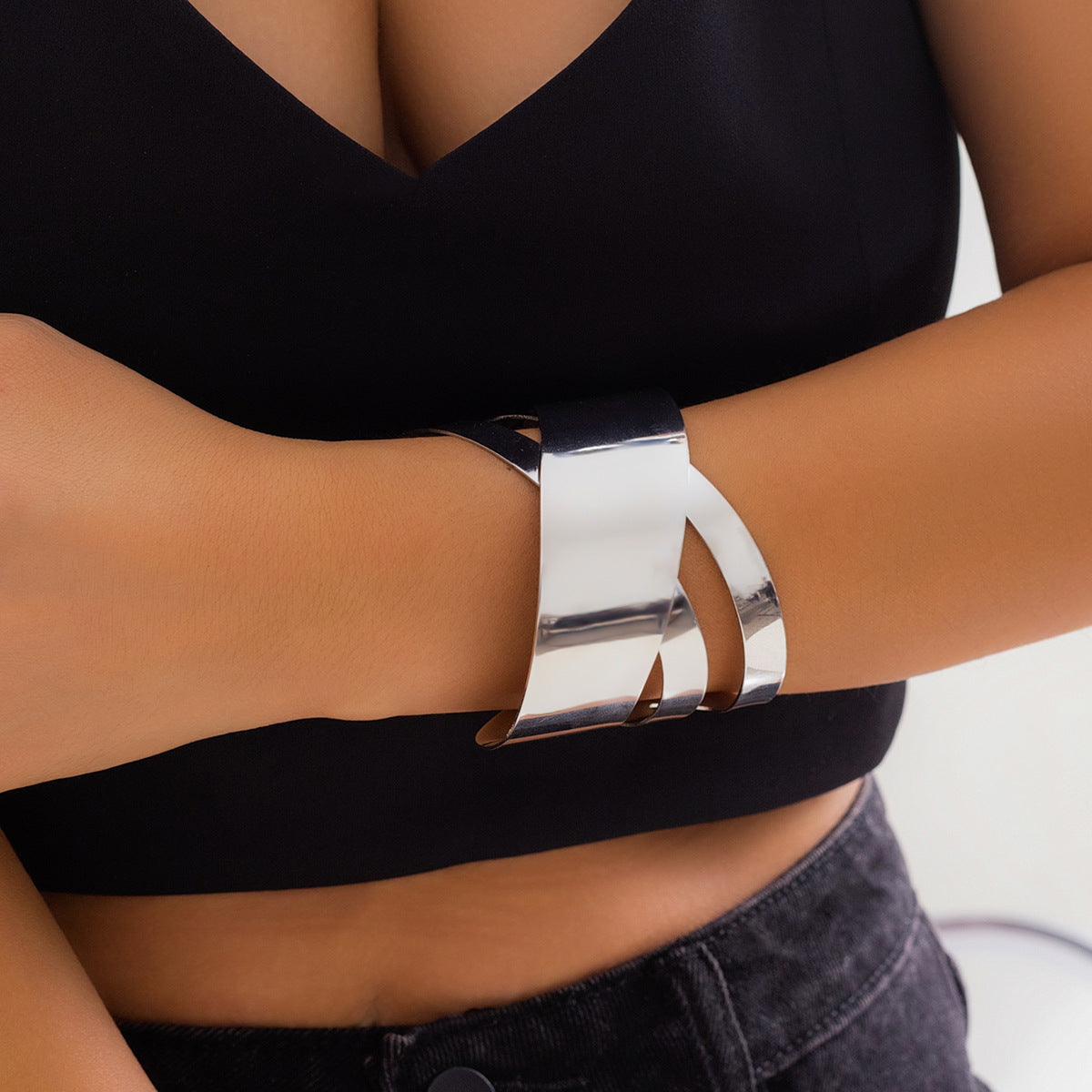 Brazalete Geométrico de Hierro en Estilo IG, Bañado en Oro Blanco y Oro
