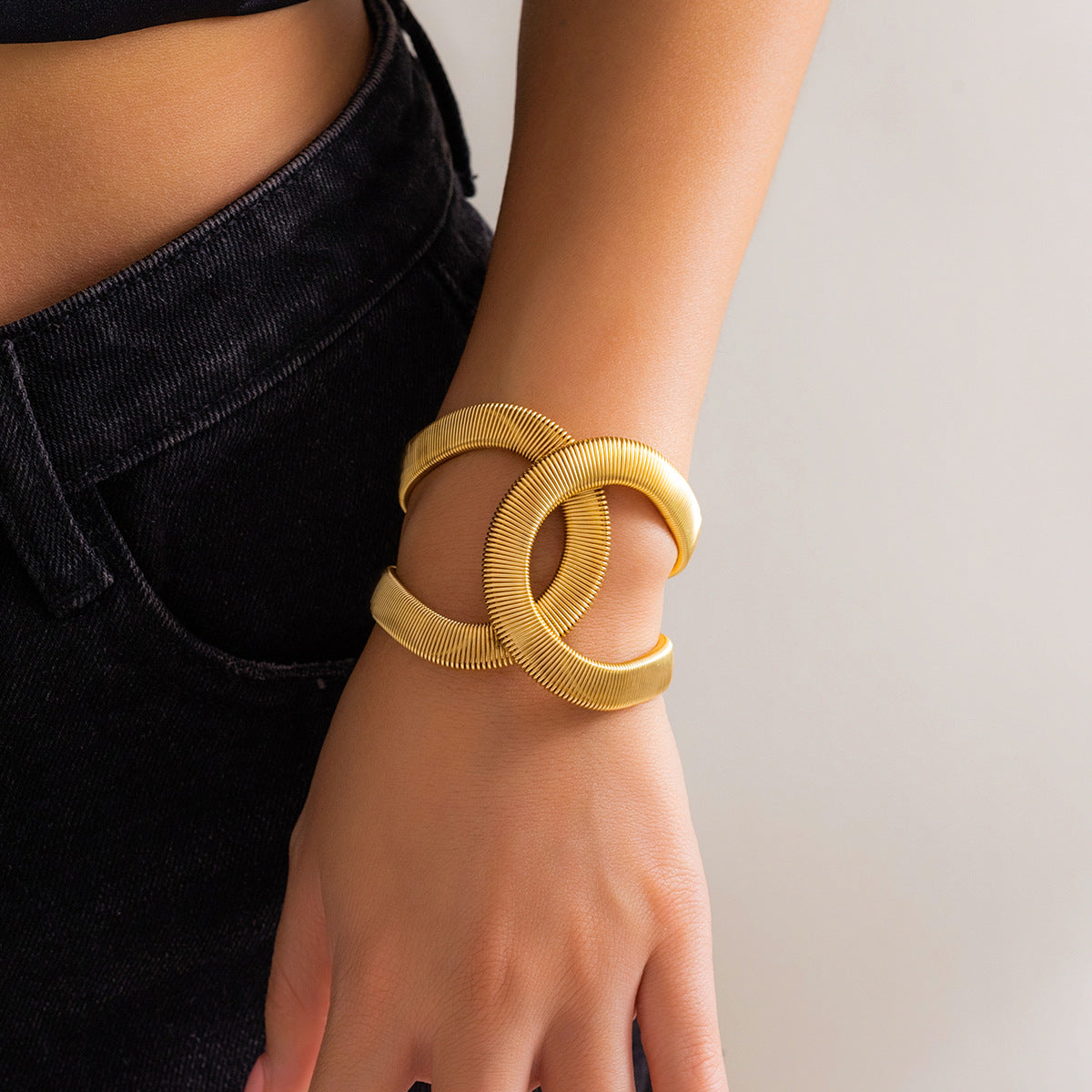 Brazalete Geométrico de Hierro en Estilo IG, Bañado en Oro Blanco y Oro