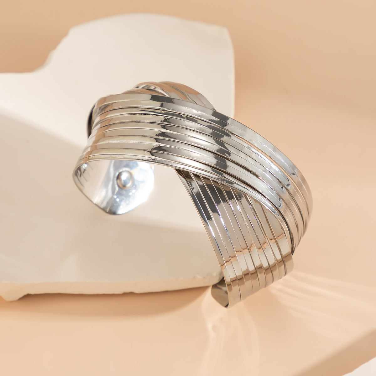 Brazalete Geométrico de Hierro en Estilo IG, Bañado en Oro Blanco y Oro