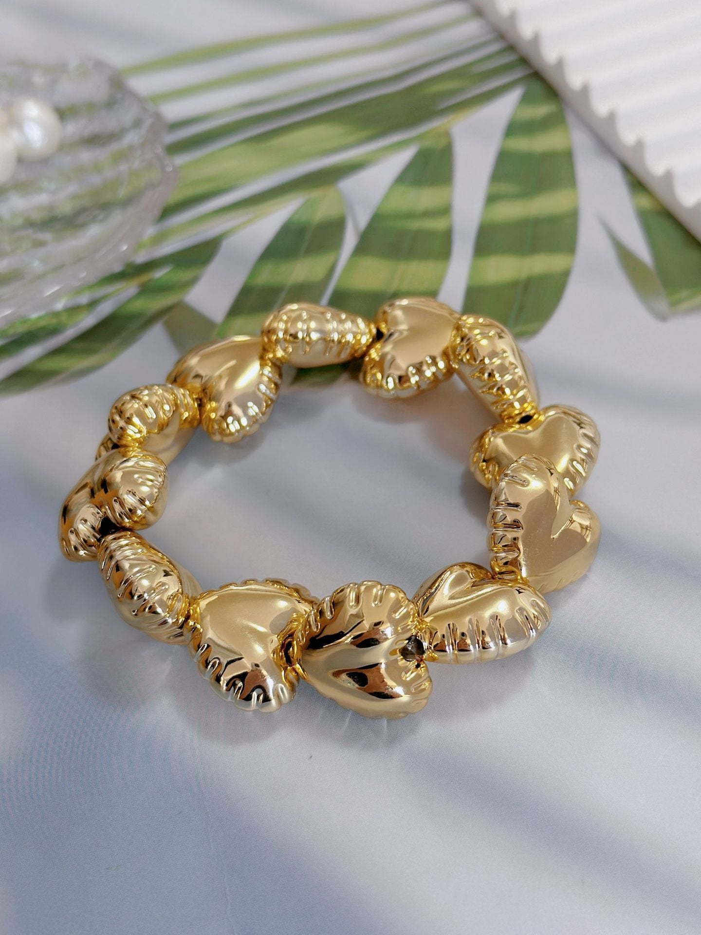 Pulsera Asimétrica de Cobre con Diseño de Globo y Motivo de Gotas de Agua en Forma de Rombos
