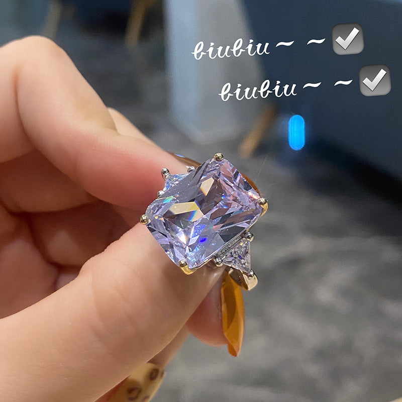 Anillo de Moda con Diseño Geométrico de Diamante Azul y Triángulo Incrustado con Circón
