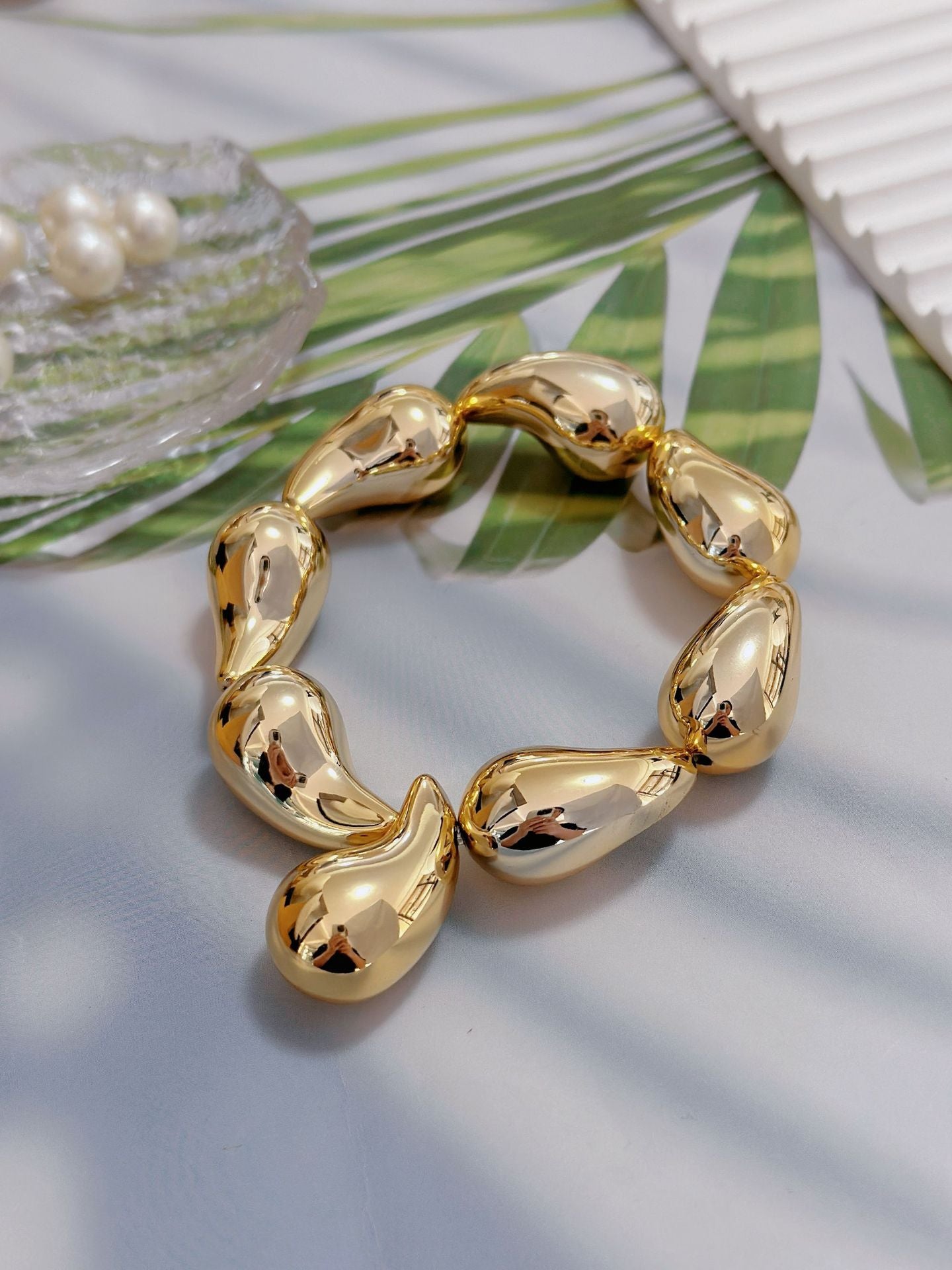 Pulsera Asimétrica de Cobre con Diseño de Globo y Motivo de Gotas de Agua en Forma de Rombos