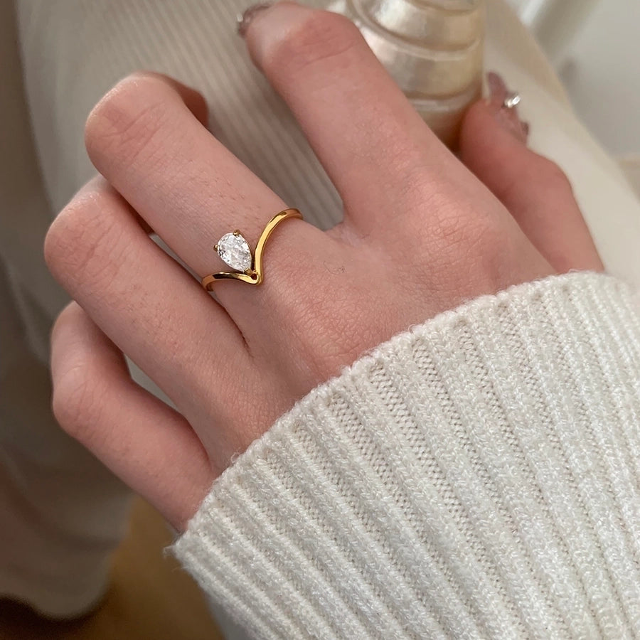 Anillo de Estilo Vintage en Acero Inoxidable 304 Chapado en Oro de 18K con Incrustaciones de Zirconia