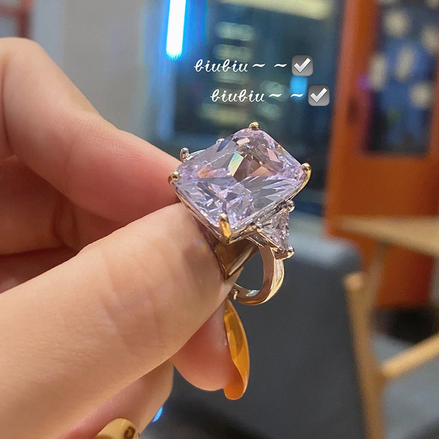Anillo de Moda con Diseño Geométrico de Diamante Azul y Triángulo Incrustado con Circón