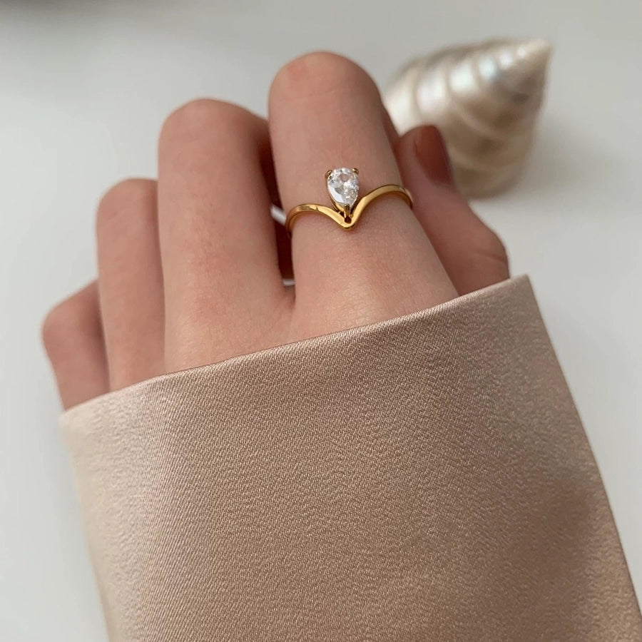 Anillo de Estilo Vintage en Acero Inoxidable 304 Chapado en Oro de 18K con Incrustaciones de Zirconia