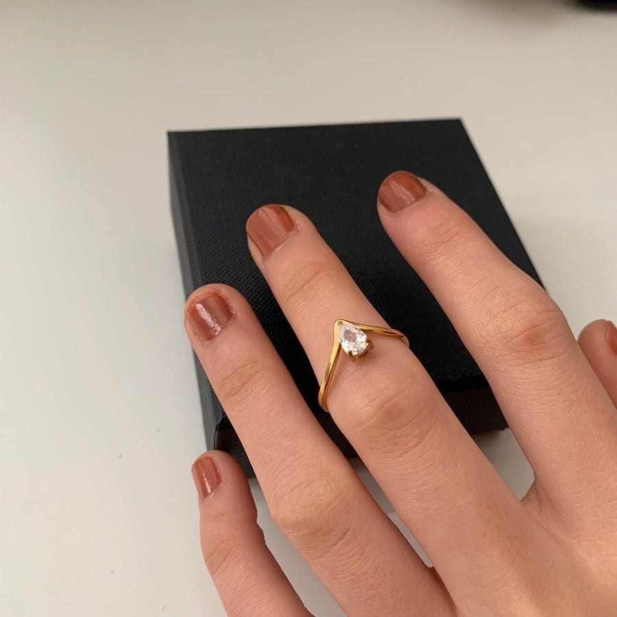 Anillo de Estilo Vintage en Acero Inoxidable 304 Chapado en Oro de 18K con Incrustaciones de Zirconia