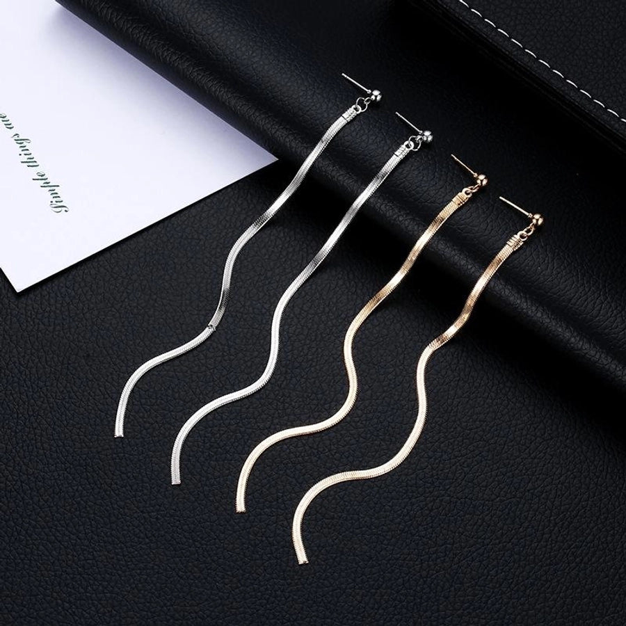 Aretes de Borla con Cadena Larga - Elegancia y Estilo Moderno