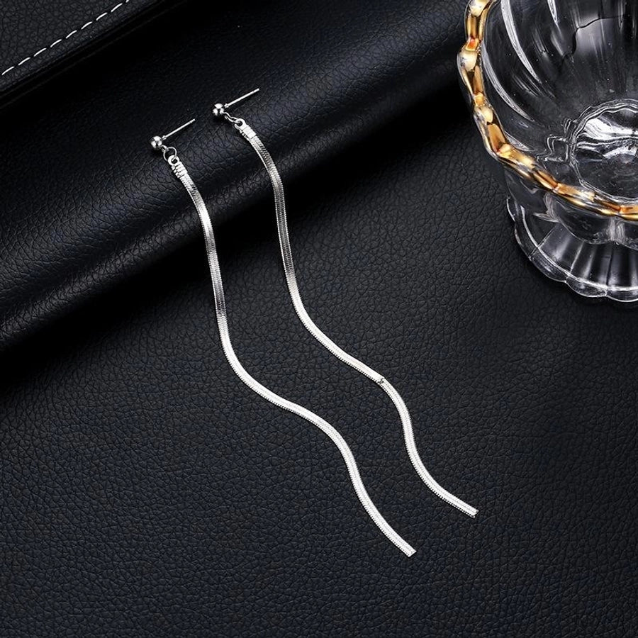 Aretes de Borla con Cadena Larga - Elegancia y Estilo Moderno
