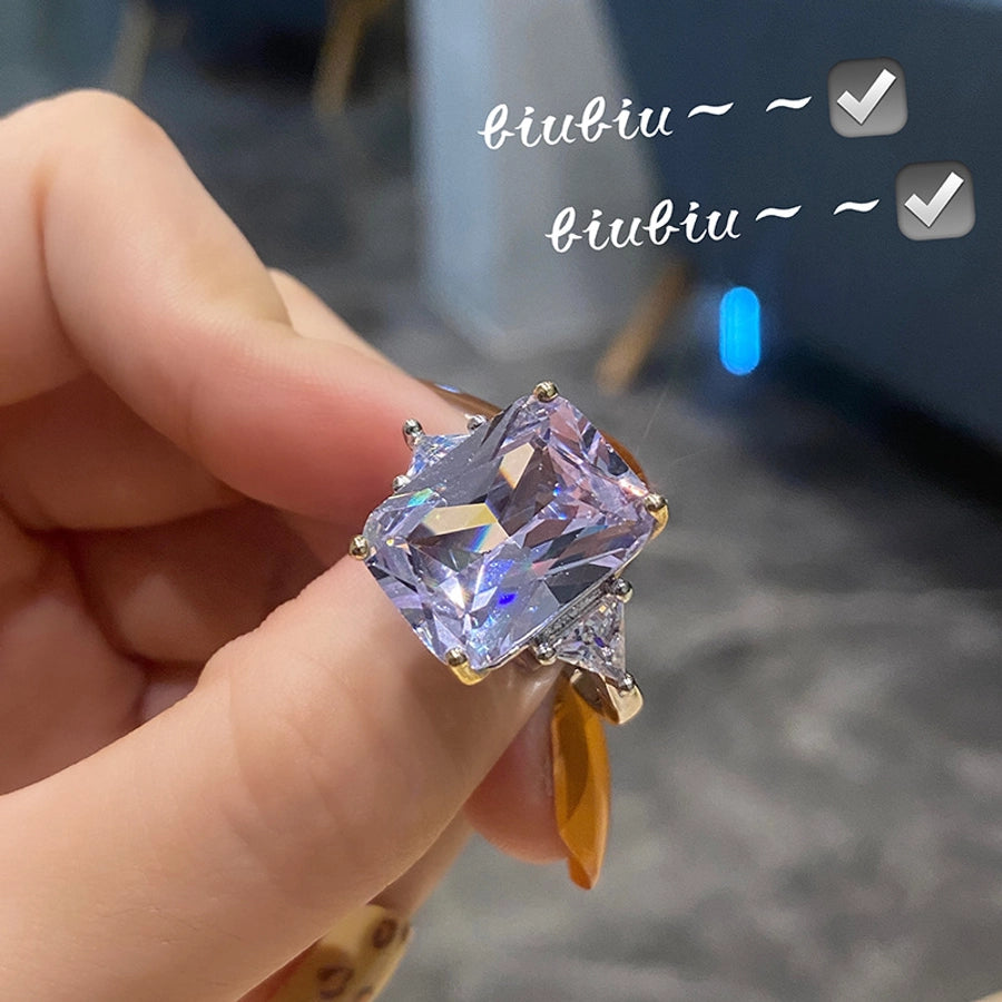 Anillo de Moda con Diseño Geométrico de Diamante Azul y Triángulo Incrustado con Circón