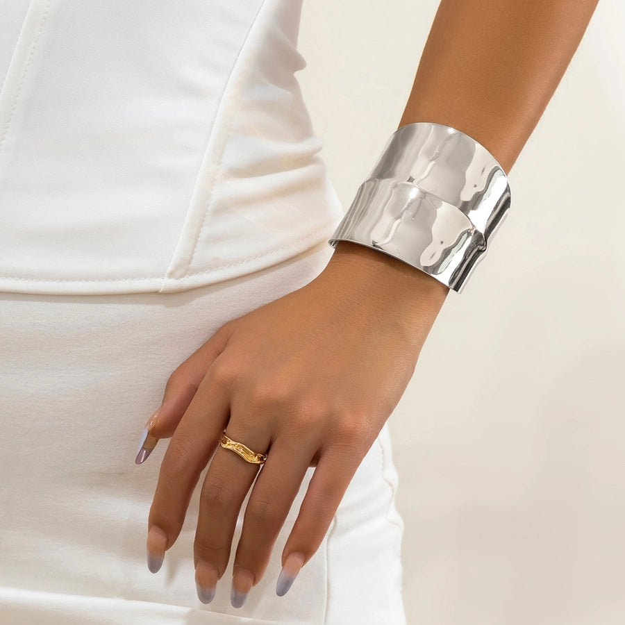 Brazalete Geométrico de Hierro en Estilo IG, Bañado en Oro Blanco y Oro