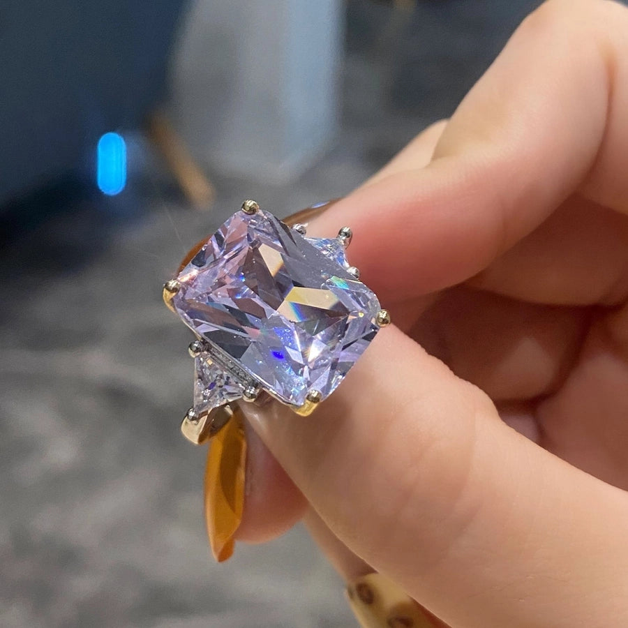Anillo de Moda con Diseño Geométrico de Diamante Azul y Triángulo Incrustado con Circón