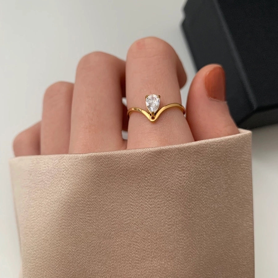 Anillo de Estilo Vintage en Acero Inoxidable 304 Chapado en Oro de 18K con Incrustaciones de Zirconia