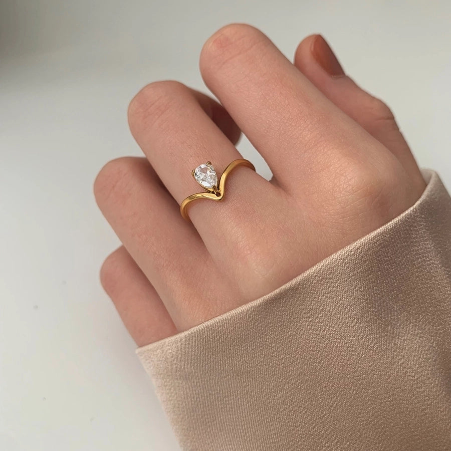 Anillo de Estilo Vintage en Acero Inoxidable 304 Chapado en Oro de 18K con Incrustaciones de Zirconia