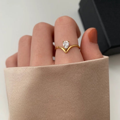 Anillo de Estilo Vintage en Acero Inoxidable 304 Chapado en Oro de 18K con Incrustaciones de Zirconia